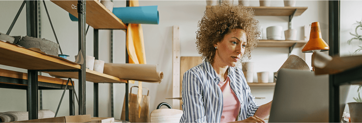 Mulher em casa olhando computador