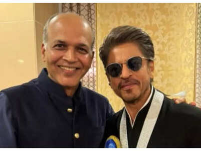 Ashutosh Gowariker congratulates SRK on his National Award win