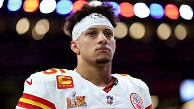 “What a loser”: Internet erupts after “Giants Karen” snatches Patrick Mahomes’ gift away from young Chiefs supporter
