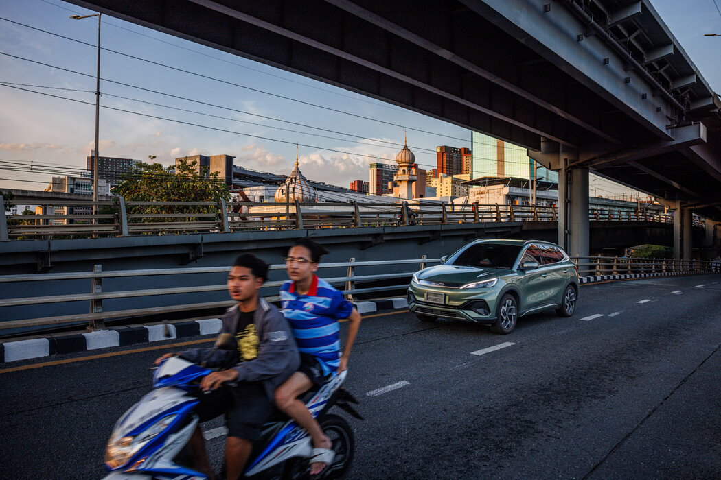 曼谷市中心的一輛比亞迪電動車。