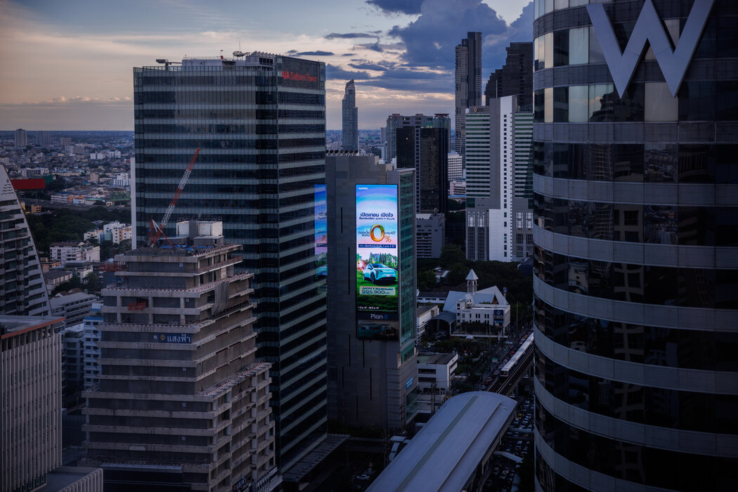 曼谷商業區的一幅廣汽埃安電動汽車廣告。廣汽埃安在進入泰國的第一年就開設了41家展廳,並從本月開始在泰國的新工廠生產汽車。