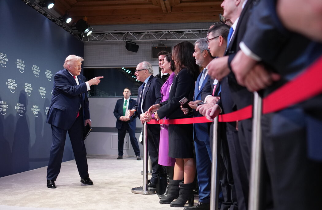 特朗普总统周三在瑞士达沃斯世界经济论坛与商业领袖们的招待会上。