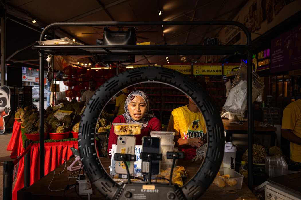 TikTok直播平台上,商家正向顾客推出各类优惠促销活动。为弥补部分损失,马来西亚农民正以低价抛售大量农产品。