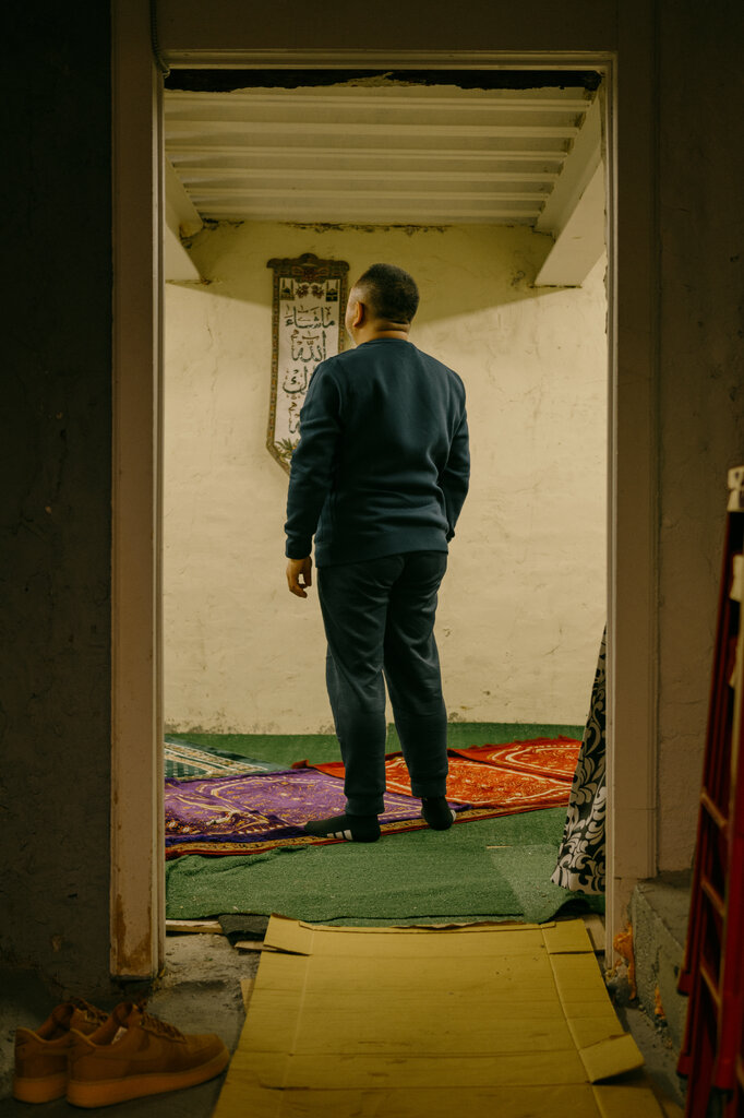 马瑞林在曼哈顿他工作的那家清真餐厅地下室里做礼拜。