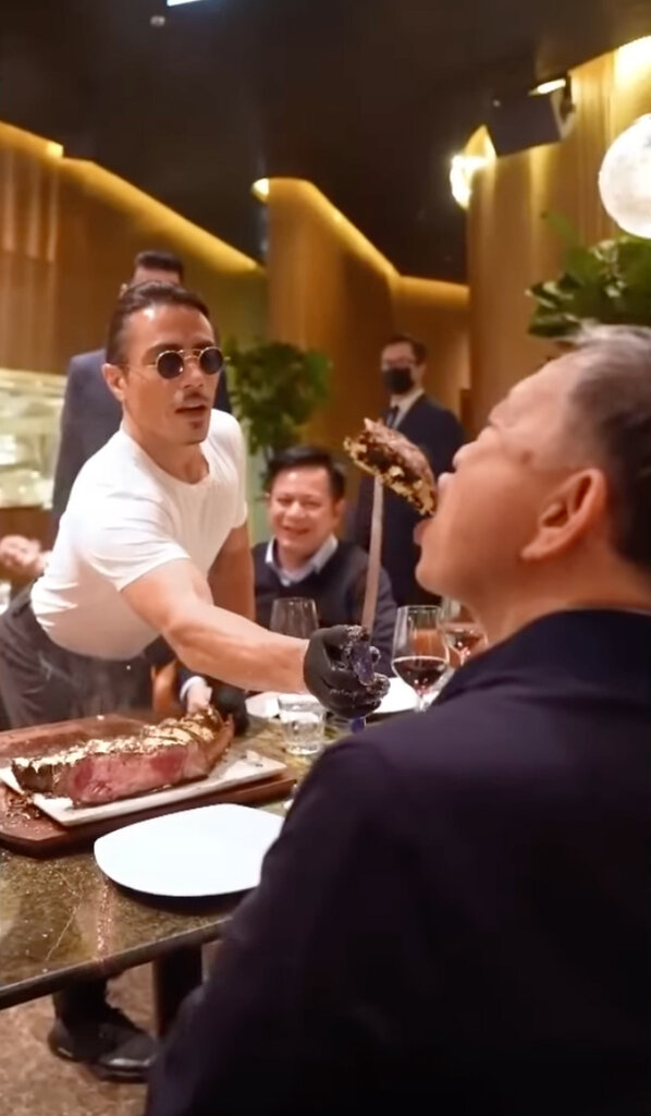 2021年一段YouTube视频显示,苏林在伦敦被名厨“撒盐哥”喂食牛肉。苏林最终挺过了这场风波。