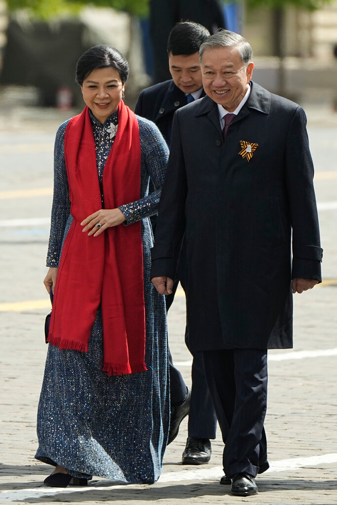 苏林夫妇去年在莫斯科参加胜利日阅兵式。