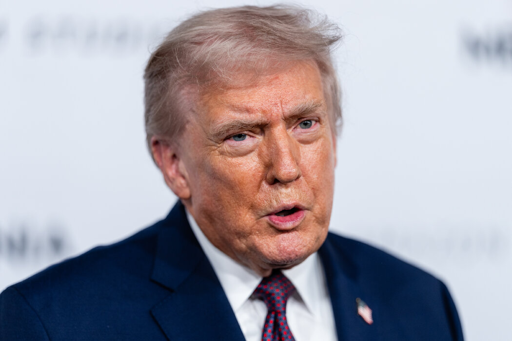 联邦调查局收到的与爱泼斯坦有关的十几条线索中提到了特朗普总统,但公布的文件中没有包含任何确凿证据。