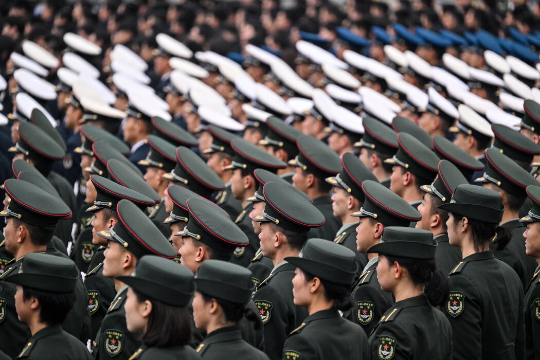 出席一场活动的解放军,摄于去年12月。中国军队的腐败问题阻碍了其推进现代化和提升作战能力的努力。