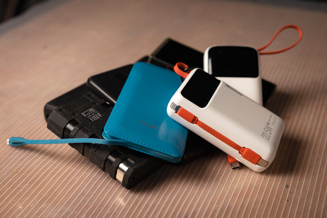 杜达与梁红对翻译技术的依赖程度极高,为此他们备着八个外接移动电源。