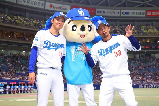 引退セレモニーで、ドアラ(中)と記念撮影をする中日・岡田俊哉(左)と祖父江大輔