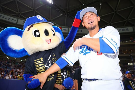 19日の引退セレモニーでは、ドアラ(左)からもねぎらわれた中日・中田翔