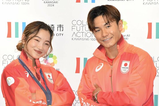 川崎市役所を表敬訪問した湯浅亜実(AMI)と半井重幸(SHIGEKIX)
