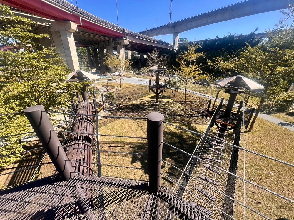 斥資近9千萬改善!桃園平鎮運動公園成全齡共融、生態永續場域 獲金質獎殊榮 3↑「平鎮運動公園遊戲場景觀改善工程」挑戰遊戲場
