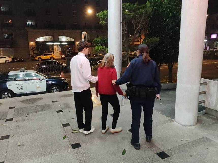 老婦除夕夜跨區走7公里「尋夫」警一查身分鼻酸了 828246 0