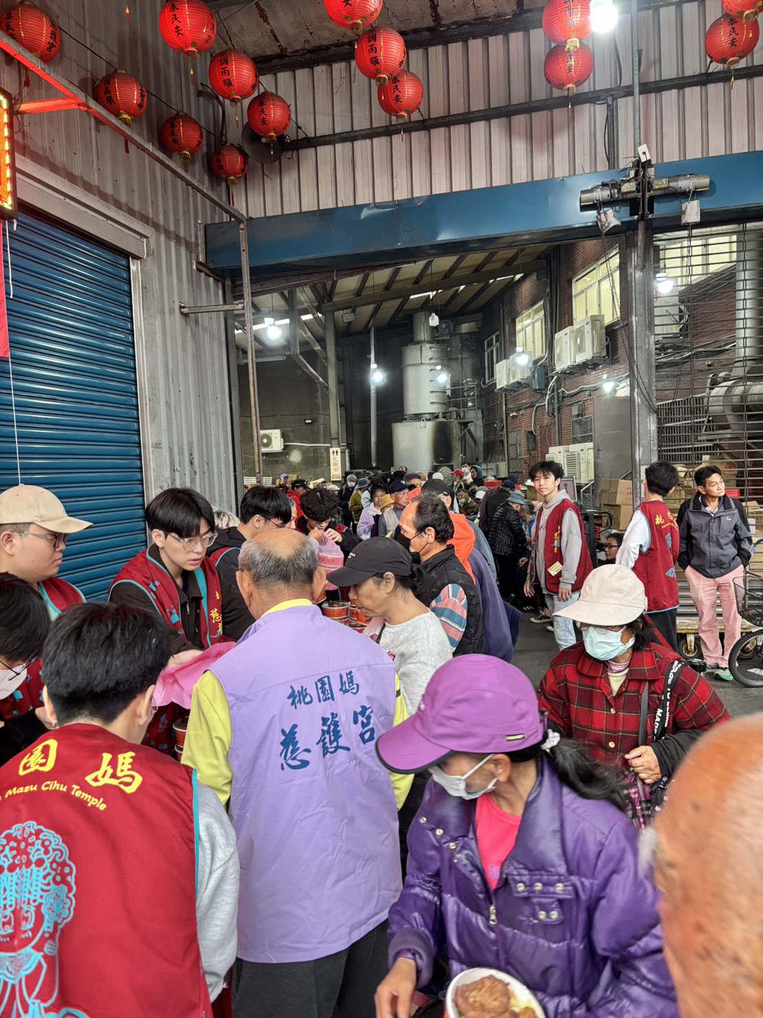 最暖年夜飯!桃園慈護宮20年愛心不間斷 除夕發便當嘉惠弱勢 S 65946791