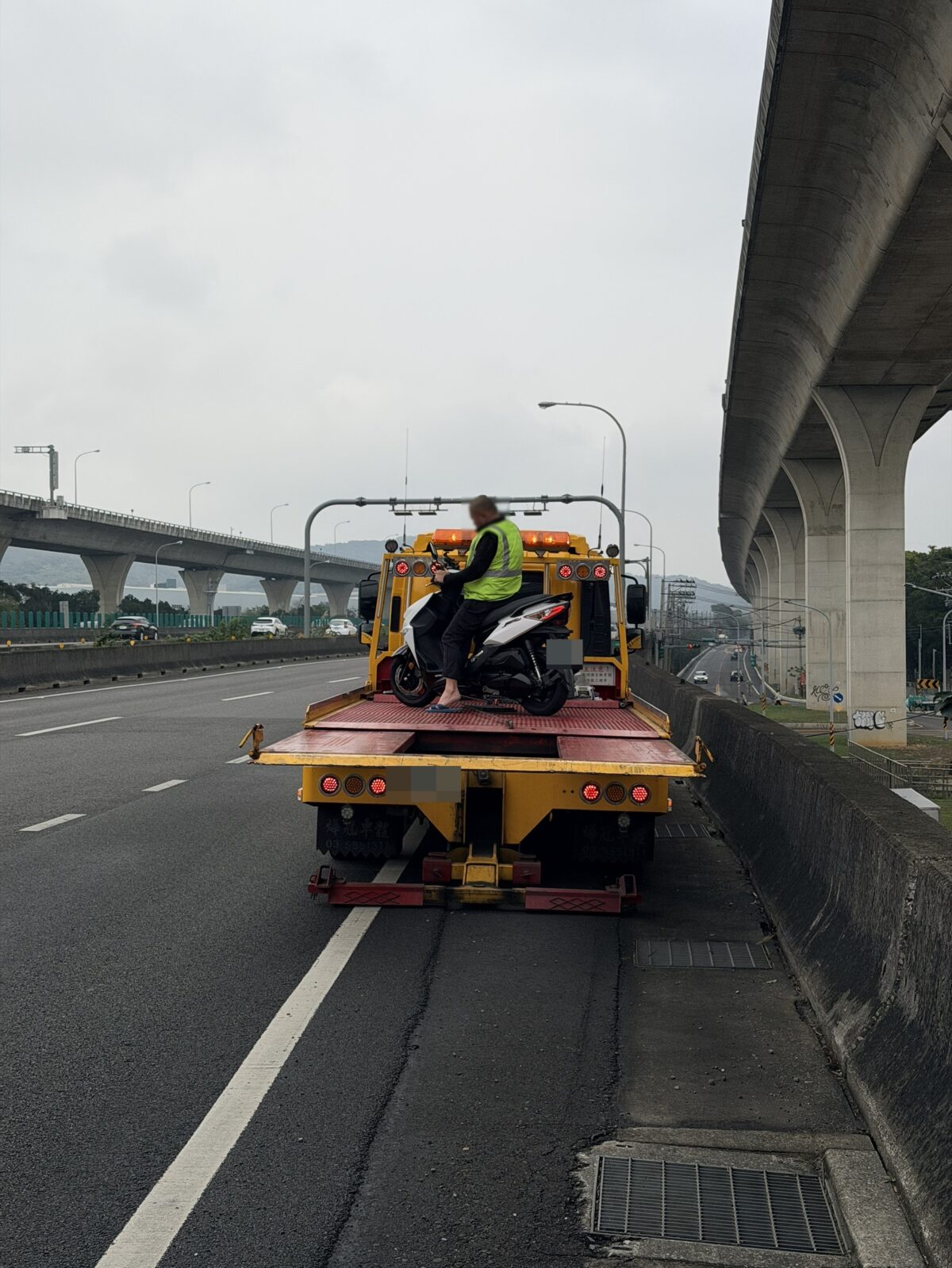 導航設定出錯害她噴6000元?國道1號南崁段驚見機車 警製單舉發移置 S 75374597 0 0