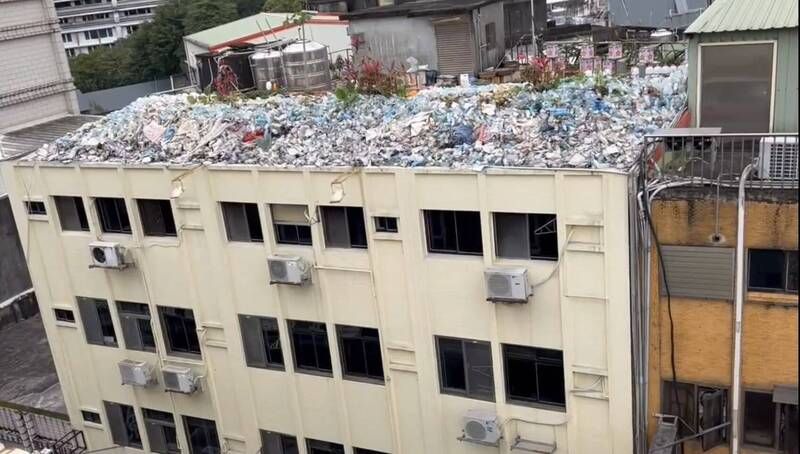 礁溪旅店頂樓成「寶特瓶山」 環保局:私人領域無法開罰