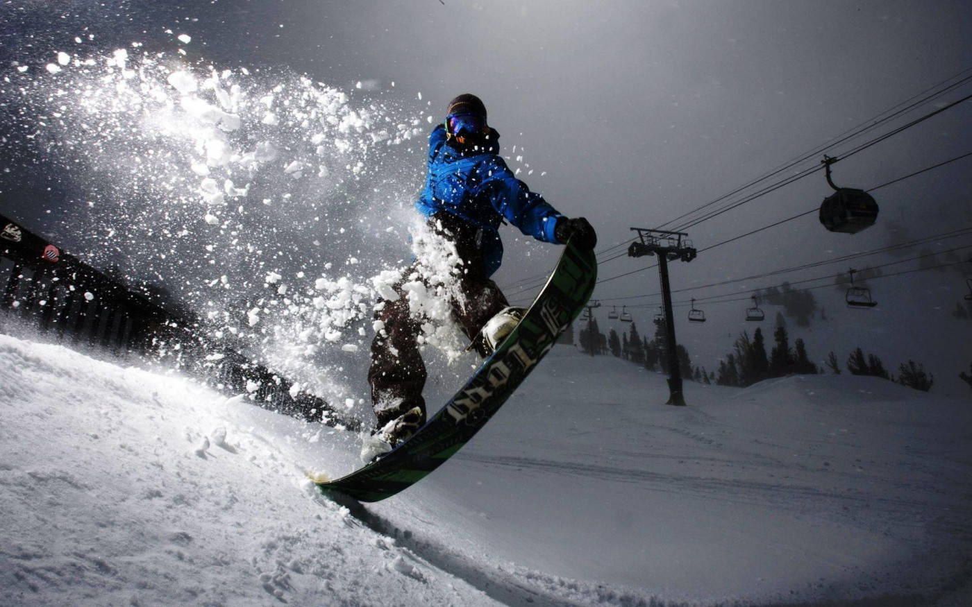 Manmed Snowboard Och Kabelbanor Bakom Honom. Wallpaper