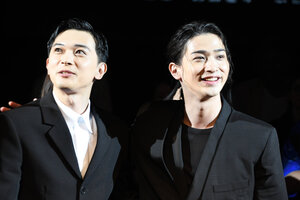 「国宝」の上映後、観客から歓声を受ける吉沢亮さん（左）と横浜流星さん=5月18日、フランス・カンヌ