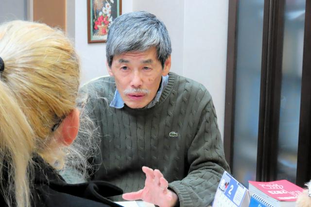 診察する院長の阿部裕さん=2026年1月5日、東京都新宿区の四谷ゆいクリニック、定塚遼撮影