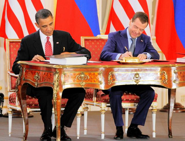 プラハで2010年4月、新戦略兵器削減条約(新START)に署名する米国のオバマ大統領(左)とロシアのメドベージェフ大統領(肩書はいずれも当時)=ロイター