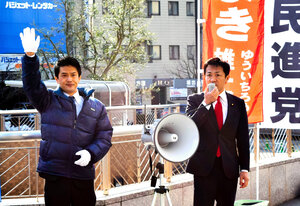 民進党時代に同僚議員として街頭演説に立った小川淳也氏（左）と玉木雄一郎氏=2016年3月、JR高松駅前