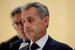 パリで2025年9月25日、判決後に記者団の前で話すフランスのサルコジ元大統領＝ロイター