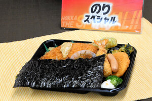 6月1日にリニューアルする「のりスペシャル」。おかずのエビフライが復活し、新たにニラ玉もつく=2025年5月29日午前11時57分、大阪市北区、近藤咲子撮影