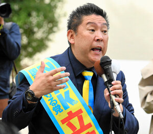 兵庫県知事選の告示日に街頭演説した立花孝志氏=2024年10月31日午前、神戸市中央区