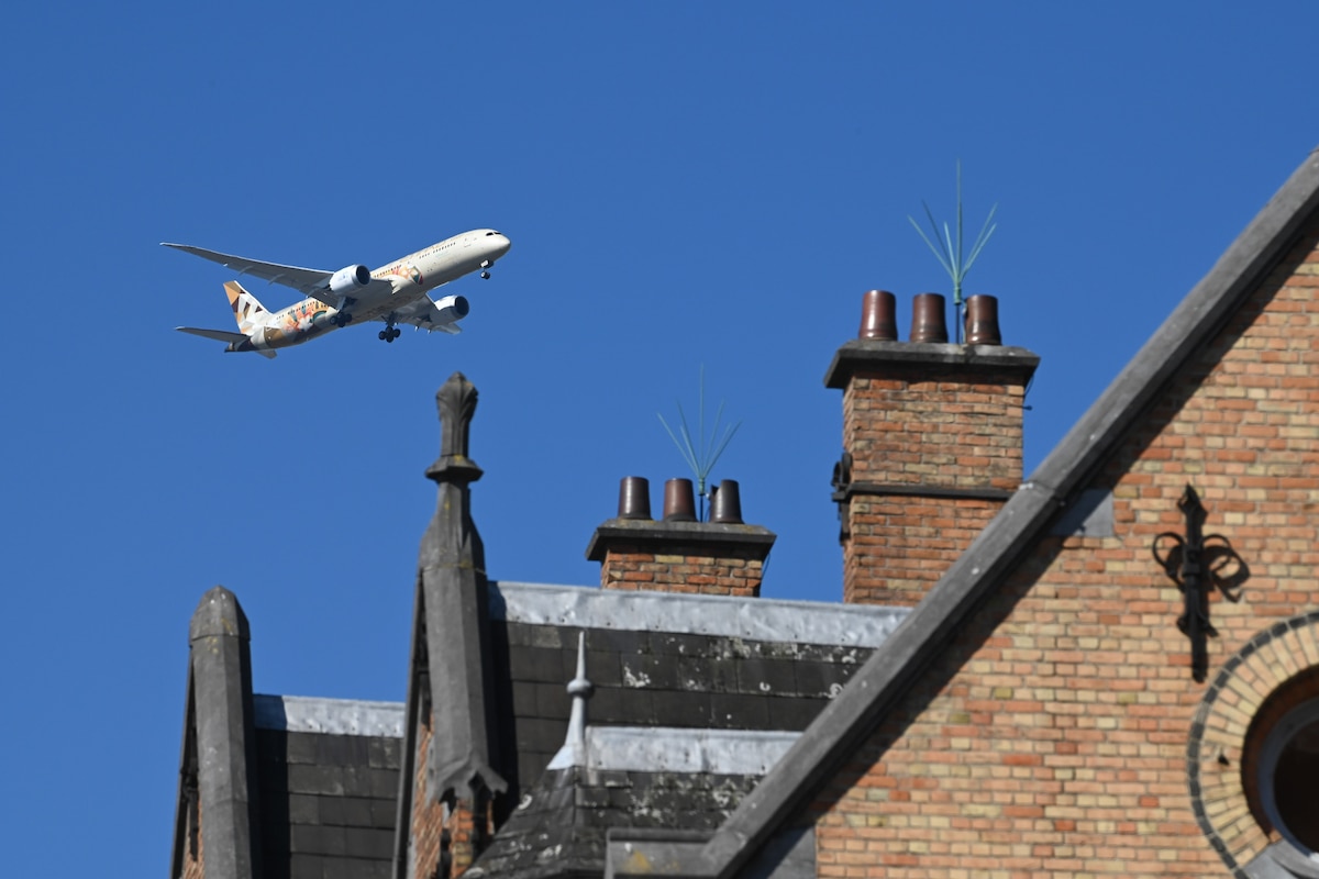 avion aviation vol survol Bruxelles logement immobilier riverain nuisances habitants Koekelberg environnement aeroport architecture Ethiad Boeing
