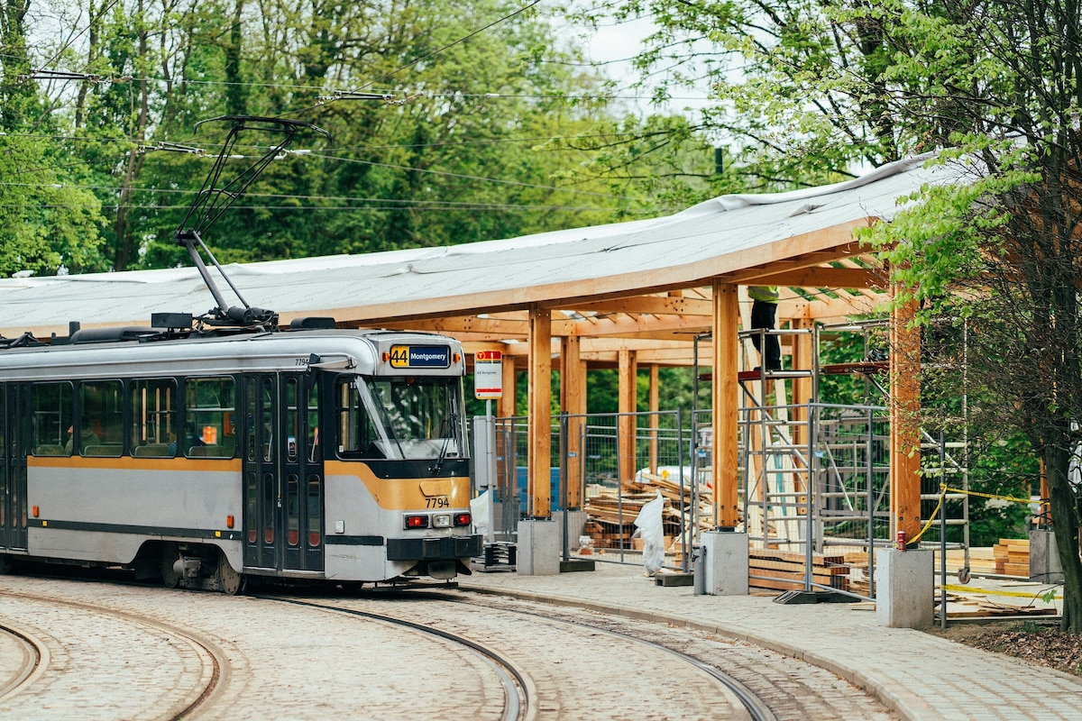 Le tram 44, entre Montgomery et Tervueren, traverse la forêt de Soignes sur la ligne sans doute la plus bucolique de Bruxelles. Celle-ci a été rénovée durant 2 ans.