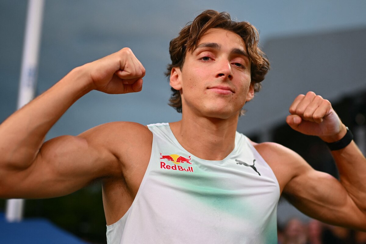 Sweden's Armand Duplantis celebrates after winning the men's Pole Vault during the World Athletics Diamond League athletics meeting at the Stade Olympique de la Pontaise in Lausanne, on August 20, 2026. (Photo by Fabrice COFFRINI / AFP)