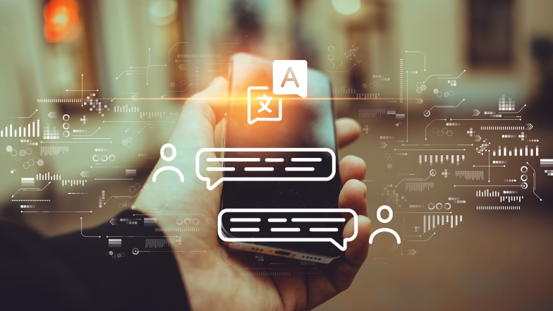Eine Hand hält ein Smartphone, auf dem eine Chatbot-Unterhaltung mit Übersetzung zu sehen ist.
