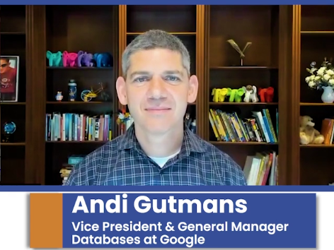 Andi Gutmans delante de una estantería