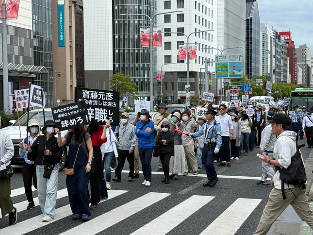 神戸市の中心街、三宮を練り歩くデモの参加者