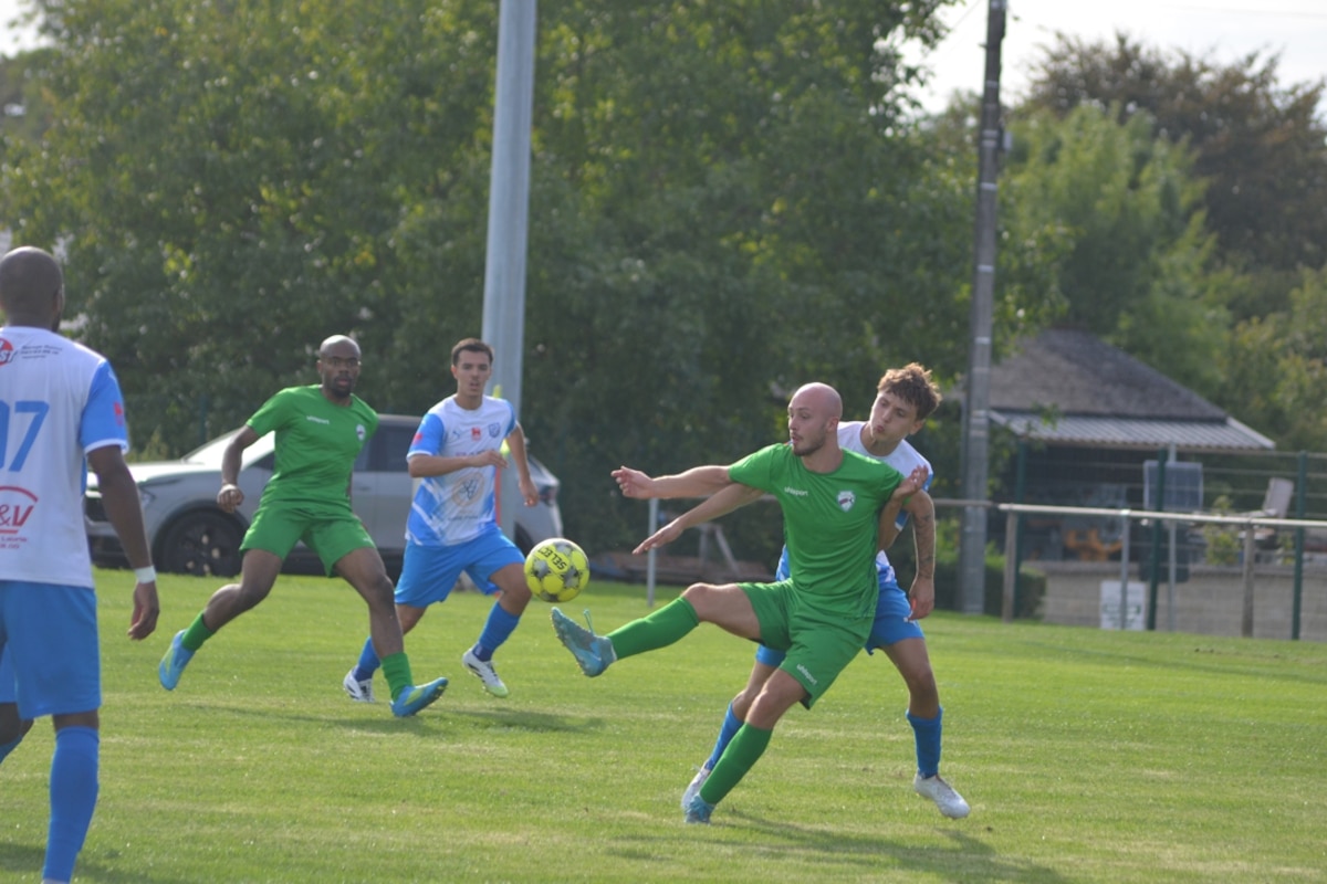 Walhain (en vert) a remporté son sommet face à Clabecq et totalise toujours le maximum de points en tête du classement.