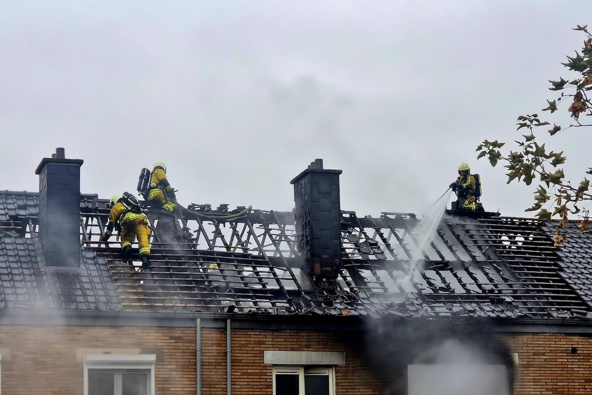Le feu a pris à l'étage d'une des maisons. Probablement à cause d'un micro-ondes.