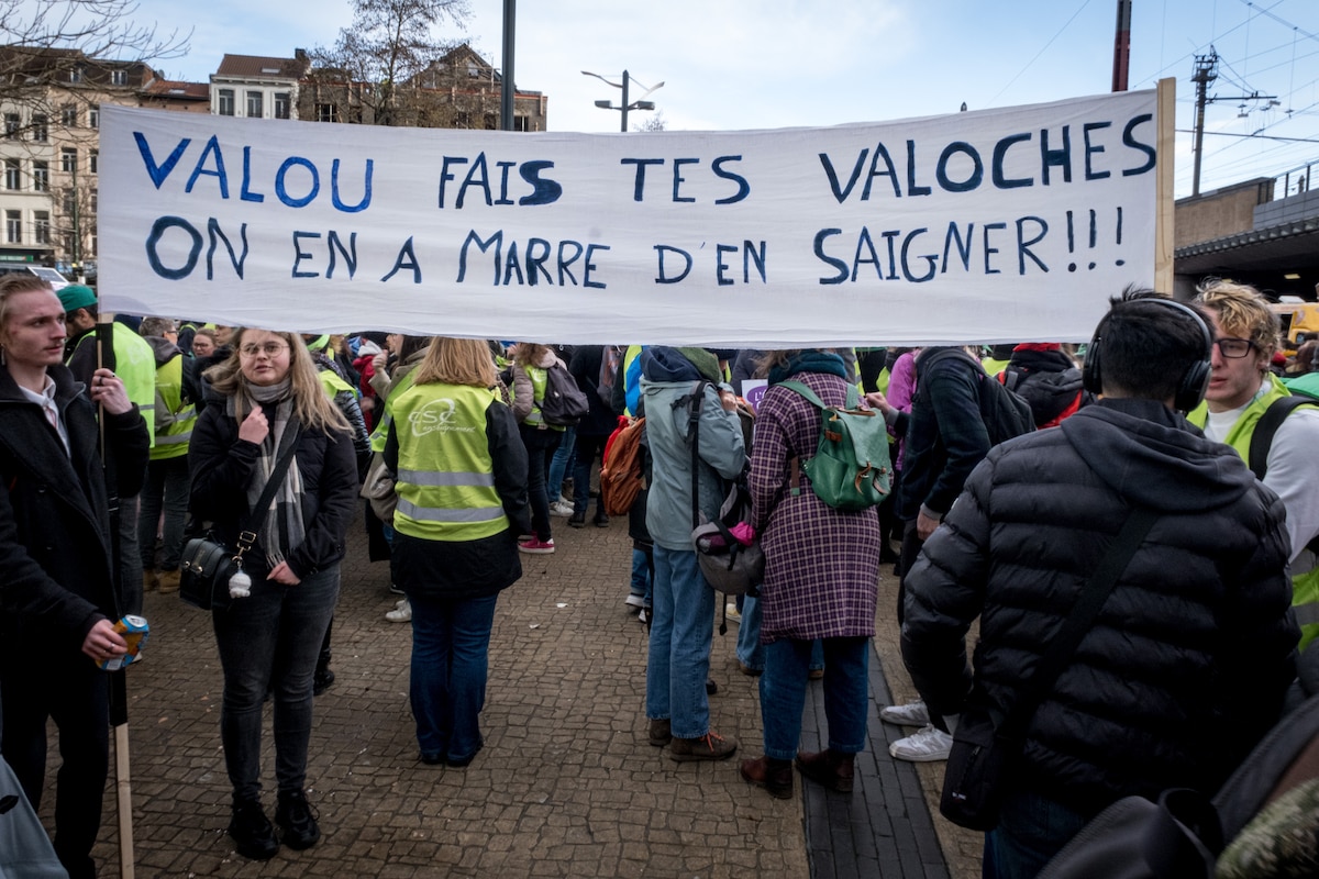 Manifestation des enseignants dans les rues de Bruxelles le lundi 27 janvier 2025 pour protester contre les réformes de la ministre MR Valérie Glatigny ©