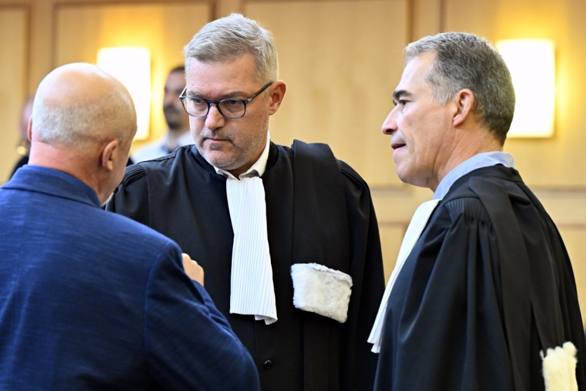 Les avocats des parties civiles ont commencé à plaider ce vendredi (ici Me Laurent Kennes, au centre, et Me Gilles Vanderbeck, à droite).