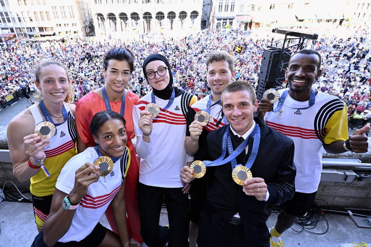 Belgian medal winners (L-R) Noor Vidts, Nafissatou Nafi Thiam, Gabriella Willems, Sarah Chaari, Fabio Van den Bossche, Remco Evenepoel and Bashir Abdi pose on the balcony of the City Hall during celebrations after the Paris 2024 Olympic Games, at the Grand Place - Grote Markt and the Brussels City Hall, in Brussels, on Monday 12 August 2024. The Belgian delegation at the Games of the XXXIII Olympiad counted 165 athletes competing in 21 sports. BELGA PHOTO ERIC LALMAND