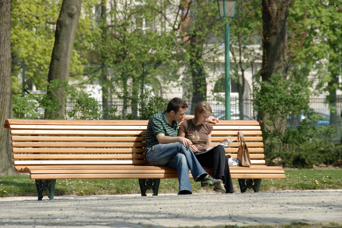 Le beau temps attire du monde au parc Cinquantenaire: pique-nique; sieste au soleil ou lecture pour prendre l'air ?