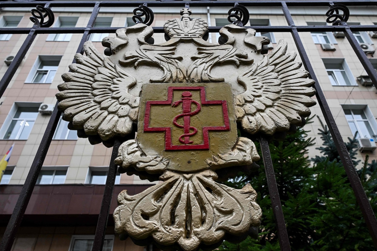 The logo of Russia's consumer and health watchdog Rospotrebnadzor sits on its grounds' fencing in Moscow on October 5, 2026. Russian officials on October 5, 2026 downplayed reports that a laboratory technician in Siberia had died of plague, insisting the situation was under control and that post-mortem tests had not found traces of the disease. (Photo by Igor IVANKO / AFP)