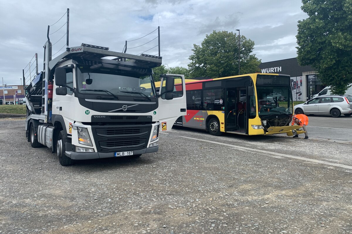 La collision s’est produite au carrefour de la chaussée de Namur et de la rue de l’Industrie, à l’heure de pointe de sortie du zoning Sud de Nivelles.