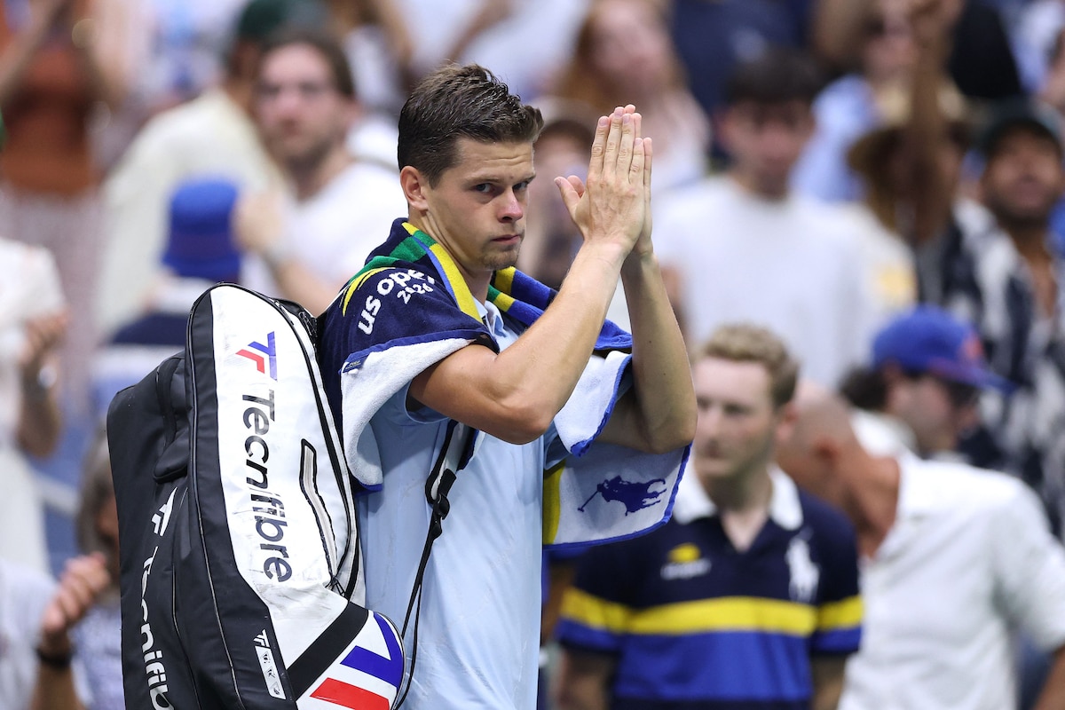 NEW YORK, NEW YORK - SEPTEMBER 09: Alexander Blockx of Belgium acknowledges the crowd after losing to Karen Khachanov during their Men's Singles Quarterfinal match on Day Eleven of the 2026 US Open at USTA Billie Jean King National Tennis Center on September 09, 2026 in the Flushing neighborhood of the Queens borough of New York City. Matthew Stockman/Getty Images/AFP (Photo by MATTHEW STOCKMAN / GETTY IMAGES NORTH AMERICA / Getty Images via AFP)