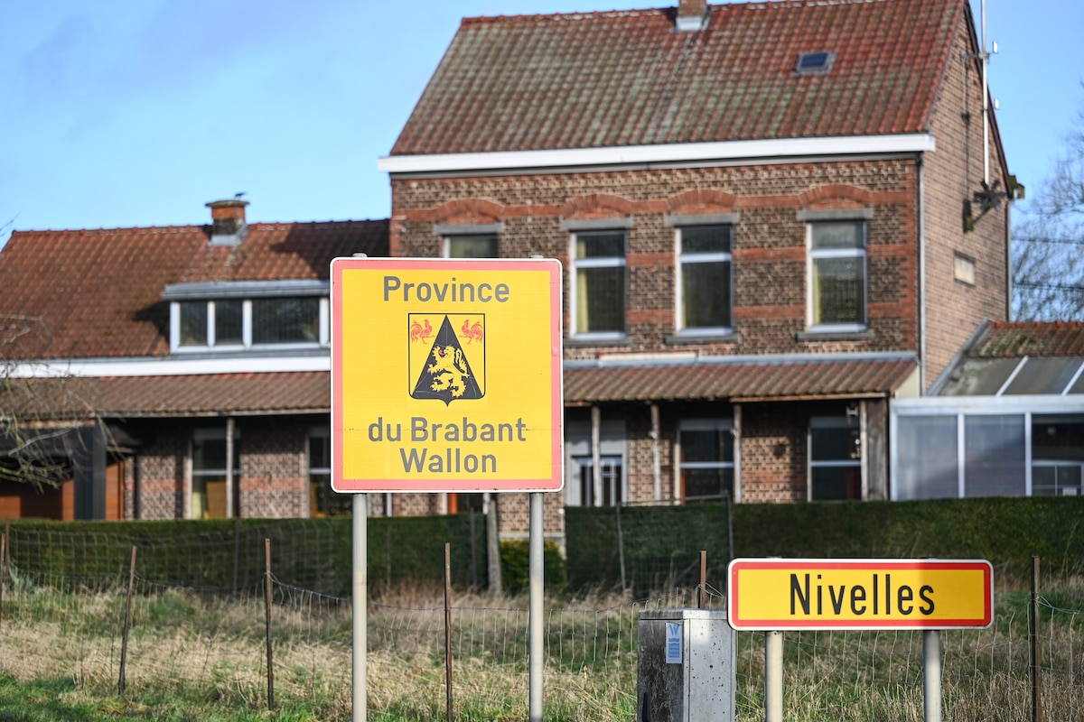 Panneau Province du Brabant Wallon a l'entree de Nivelles