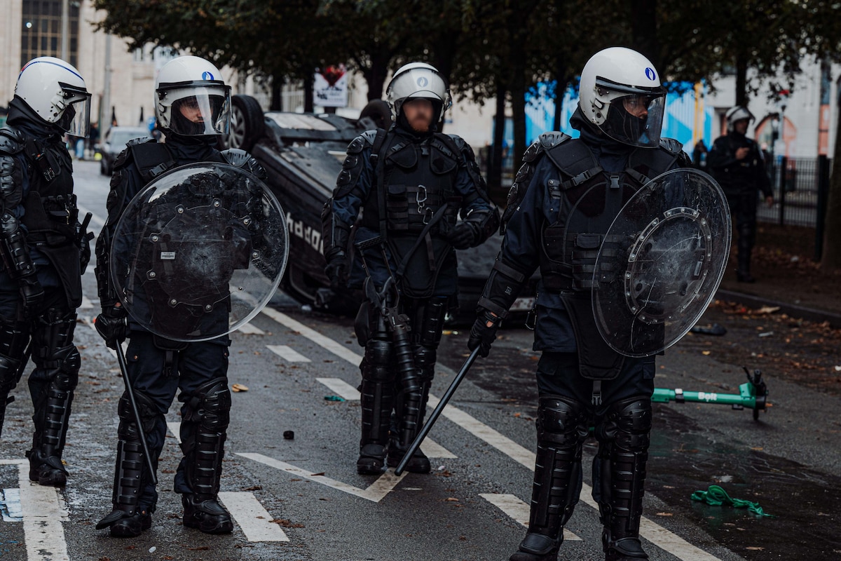 Police officers pictured during and after a a national manifestation against the Federal Government's budgetary measures, under the 'Keep your hands out of our pockets!' (Blijf uit onze zakken! - Pas dans nos poches) moniker, organised by the trade unions on Friday 9 October 2026 in Brussels.
BELGA PHOTO EMILE WINDAL