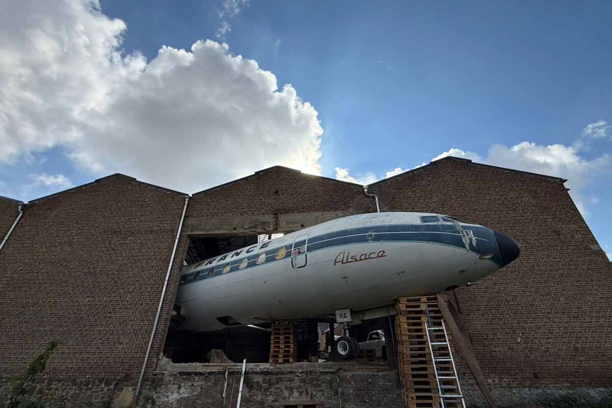 Depuis le RAVeL, les Jauchois peuvent admirer l’avion, qui est arrivé ce mardi matin des Pays-Bas.