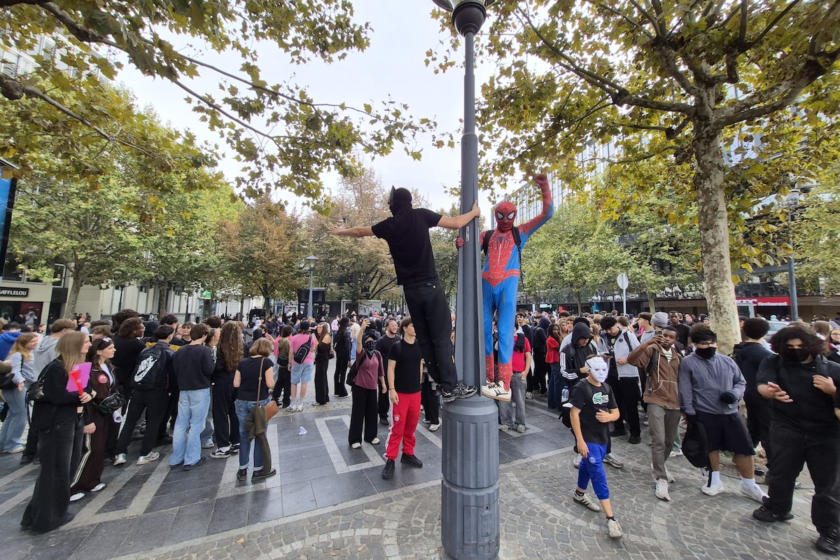Les manifestants rassemblés au niveau de la place de la République française.