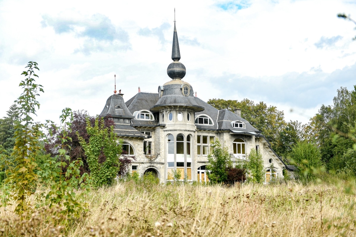 Le château est situé rue de Gembloux à Rhisnes. Il comprend notamment plusieurs chambres, des cuisines au -1 et une pièce de vie avec un feu ouvert.