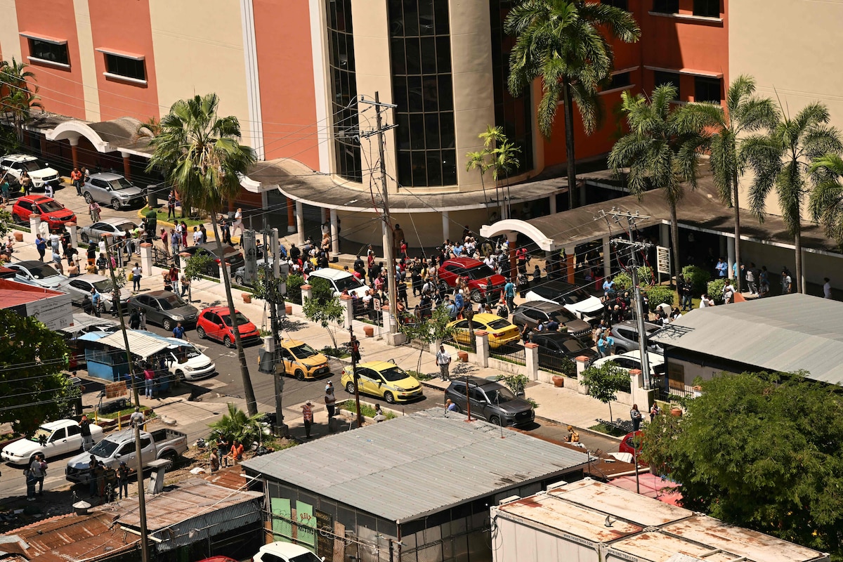 This aerial view shows people being evacuated from hospital after a severe 7.6 magnitude earthquake hit the country, in Panama City on October 9, 2026. According to the U.S. Geological Survey (USGS), a magnitude 7.6 earthquake shook Panama sparking panic in the capital, though no casualties or damage have been reported so far. (Photo by MARTIN BERNETTI / AFP)